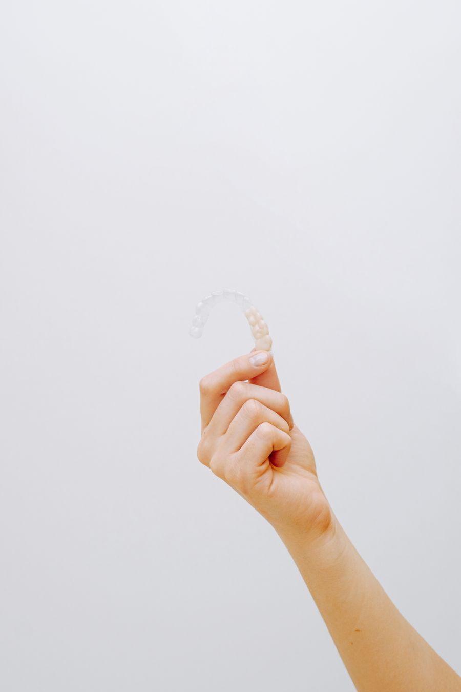 Gouttière orthodontique transparente tenue à la main